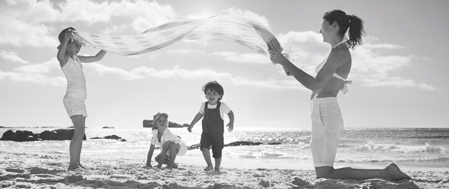 Kinder spielen im Sand