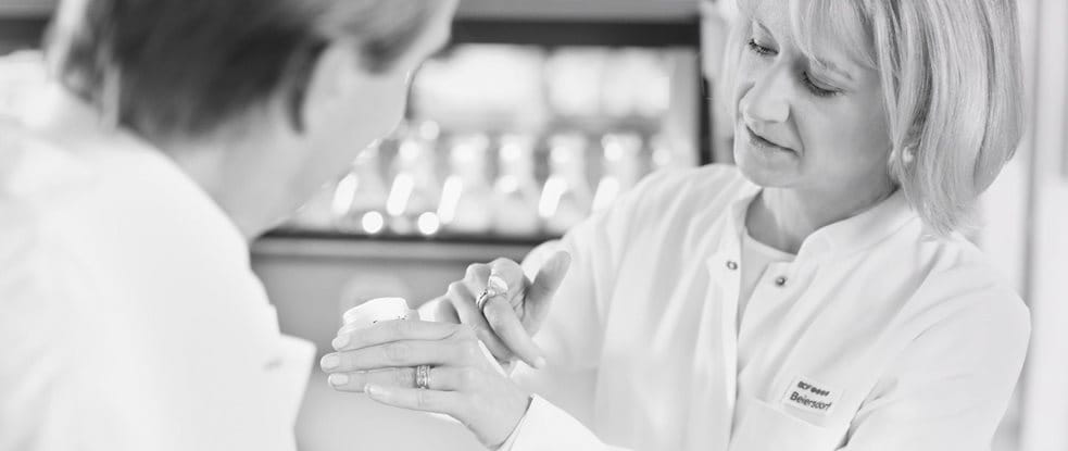 Zwei Wissenschaftler testen eine Pflege