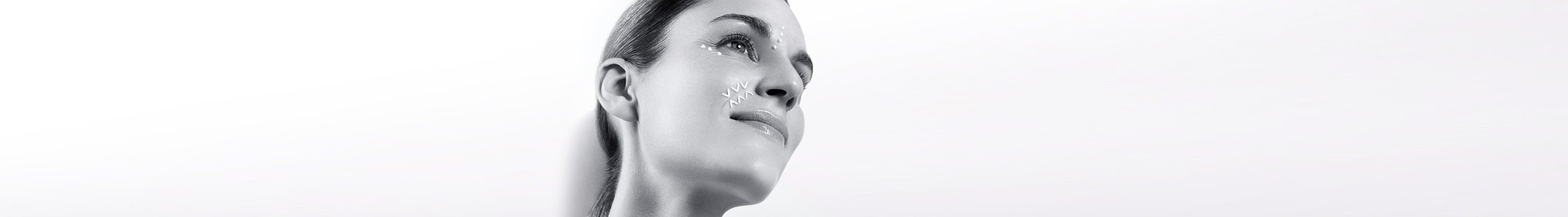 Frauen verwenden Anti-Falten-Creme