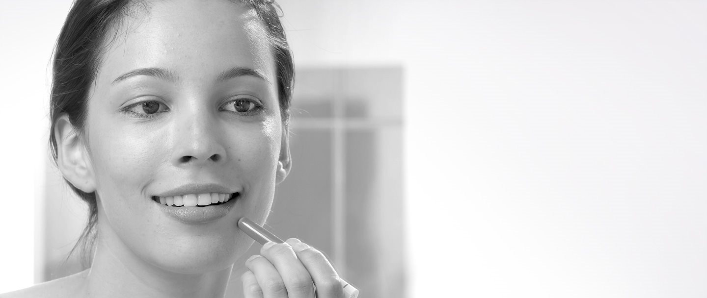 Junge Frau trägt Eucerin DermoPURIFYER Cover Stick auf.