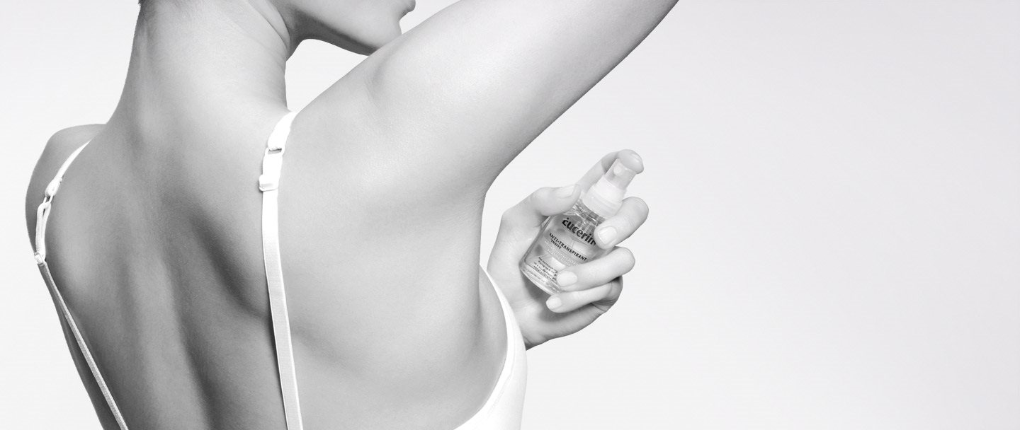 Frau trägt Eucerin Anti-Transpirant Intensiv 72 h Pump-Spray auf.