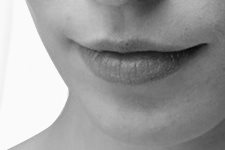 Eucerin Lip Aktiv schützt die Lippen vor dem Austrocknen