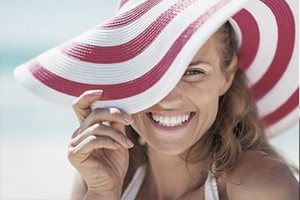 Frau schützt sich vor der Sonne