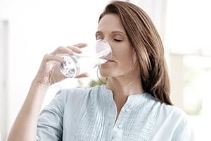 Frau trinkt Wasser