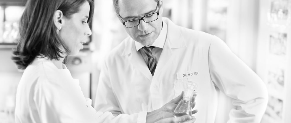 Dr. Rainer Wolber, Leiter Produktentwicklung, DermoCosmetics spricht mit einem Wissenschaftler.