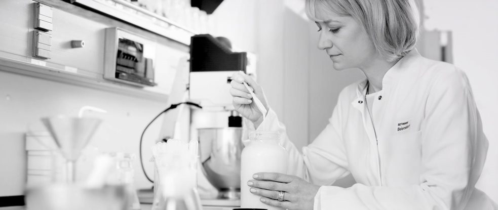 Eucerin Forscherin bei der Arbeit