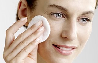 Frau verwendet Gesichtswasser