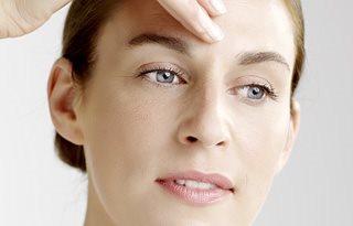 Frau verwendet Serum-Konzentrat