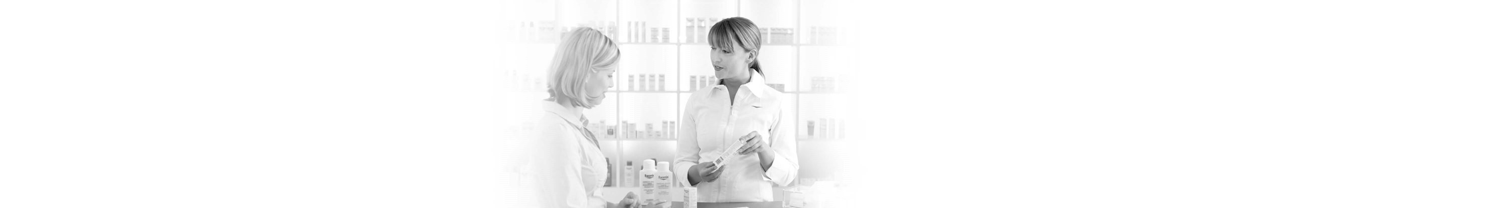 Wissenschaftlerin trägt Creme auf dem Handrücken auf – Wissenschaftler beobachtet.