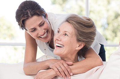 älteres und jüngers Frauengesicht