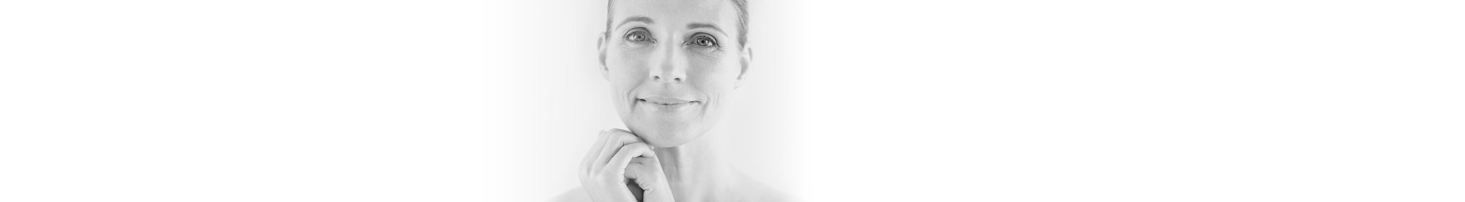 Frau hält sich die Hände vor das Gesicht.