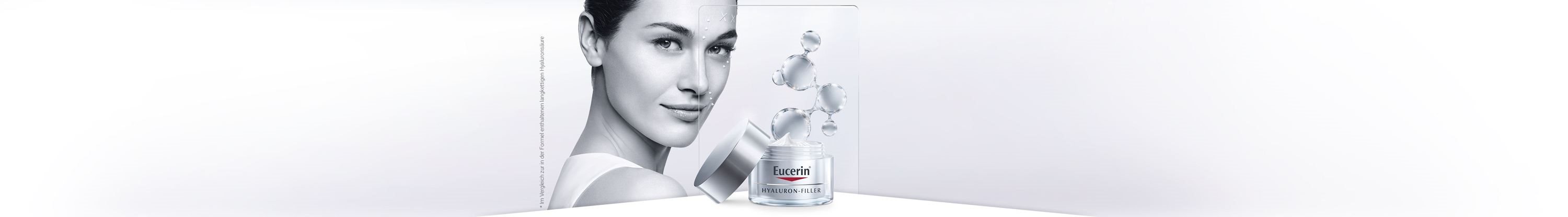 Frauen verwenden Anti-Falten-Creme