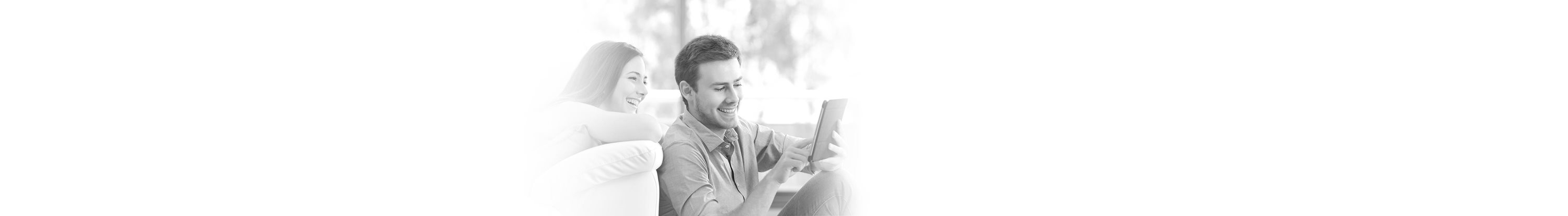 Paar auf dem Sofa mit Tablet-PC