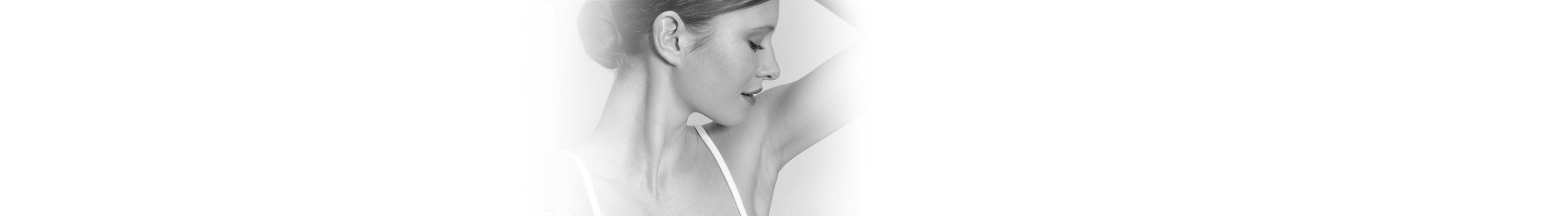 Frau trägt Eucerin Anti-Transpirant 48 h Roll-on auf.