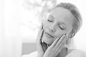 Frau mit umgehängtem Handtuch