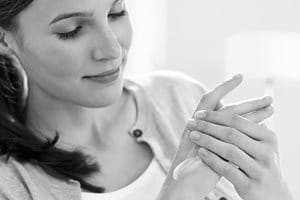 Frau trägt Eucerin Produkt auf der Hand auf.